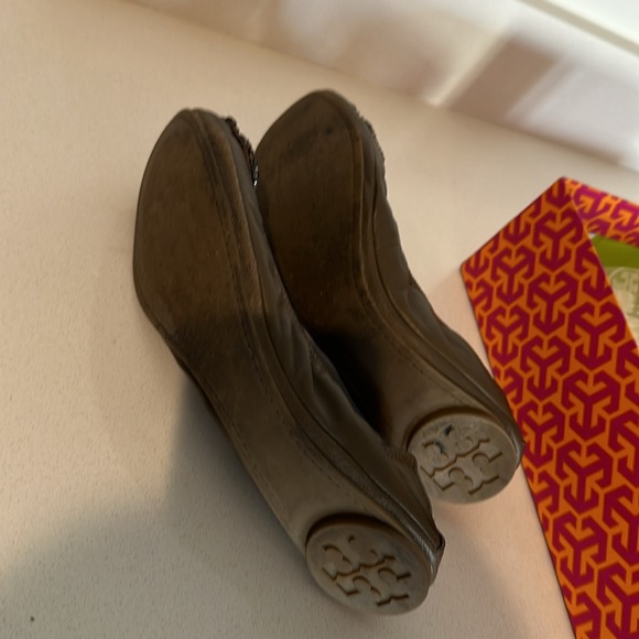 TORY BURCH EMBELLISHED FLAT BALLERINA - Picture 4 of 8